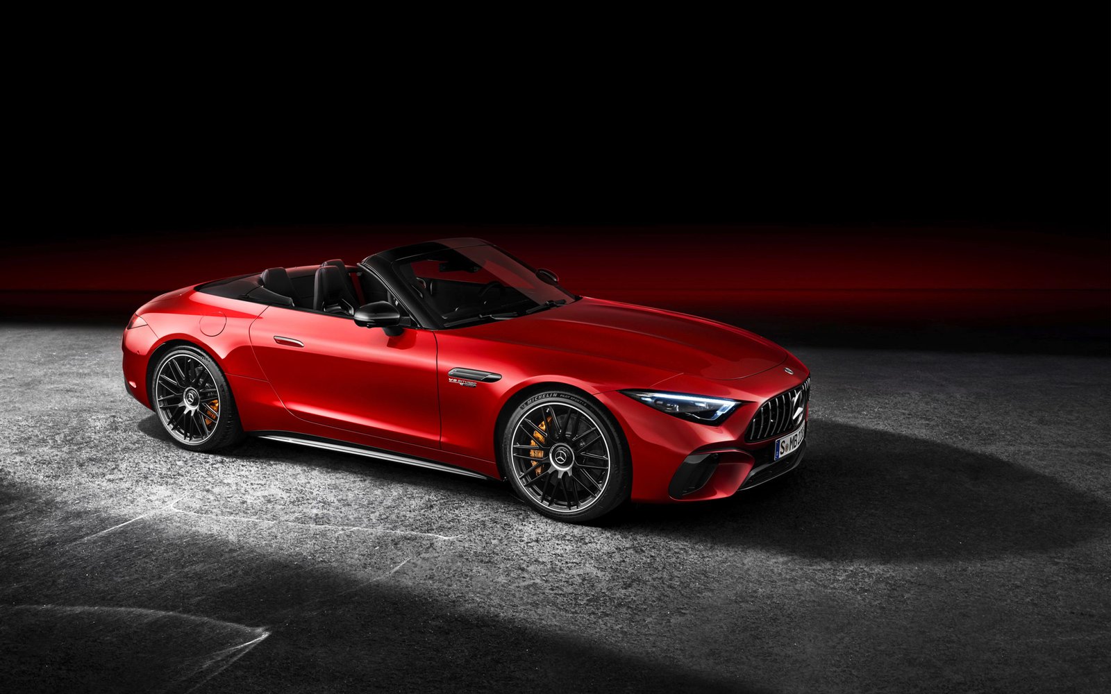 [Mercedes-AMG SL 63 4MATIC+ vorläufige Angaben WLTP | Kraftstoffverbrauch kombiniert: 12,7-11,8 l/100 km | CO₂-Emissionen kombiniert: 288-268 g/km]* Exterieur: Patagonienrot metallic; Interieur: Leder Nappa/DINAMICA Race. *Alle Angaben sind vorläufig und wurden intern nach Maßgabe der Zertifizierungsmethode „WLTP-Prüfverfahren“ ermittelt. Es liegen bislang weder bestätigte Werte vom TÜV noch eine EG-Typgenehmigung noch eine Konformitätsbescheinigung mit amtlichen Werten vor. Abweichungen zwischen den Angaben und den amtlichen Werten sind möglich.;Vorläufige Angaben WLTP | Kraftstoffverbrauch kombiniert: 12,7-11,8 l/100 km | CO₂-Emissionen kombiniert: 288-268 g/km*

[Mercedes-AMG SL 63 4MATIC+ provisional data WLTP | fuel consumption combined: 12,7-11,8 l/100 km | CO₂-emissions combined: 288-268 g/km]* exterior: patagonia red metallic; interior: leather nappa/DINAMICA Race. *Data on consumption are provisional and were determined internally in accordance with the "WLTP test procedure" certification method. Confirmed TÜV figures, EC type approval and certificate of conformity with official figures are not yet available. Differences between the stated figures and the official figures are possible.;provisional data WLTP | fuel consumption combined: 12,7-11,8 l/100 km | CO₂-emissions combined: 288-268 g/km*