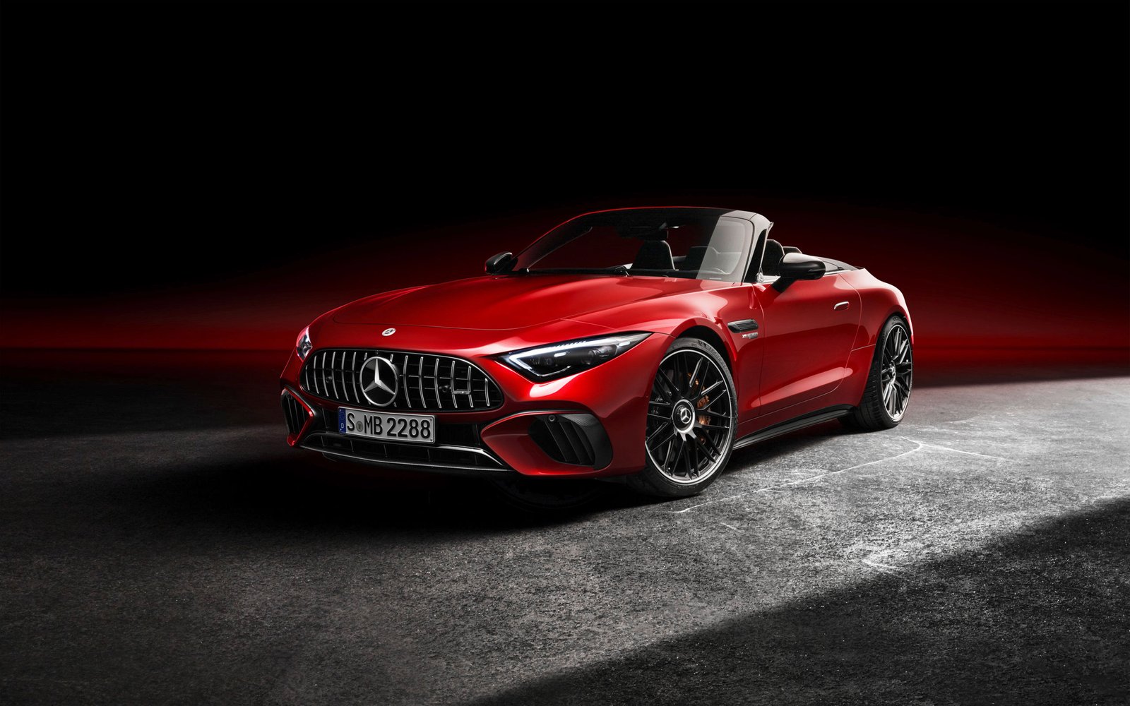 [Mercedes-AMG SL 63 4MATIC+ vorläufige Angaben WLTP | Kraftstoffverbrauch kombiniert: 12,7-11,8 l/100 km | CO₂-Emissionen kombiniert: 288-268 g/km]* Exterieur: Patagonienrot metallic; Interieur: Leder Nappa/DINAMICA Race. *Alle Angaben sind vorläufig und wurden intern nach Maßgabe der Zertifizierungsmethode „WLTP-Prüfverfahren“ ermittelt. Es liegen bislang weder bestätigte Werte vom TÜV noch eine EG-Typgenehmigung noch eine Konformitätsbescheinigung mit amtlichen Werten vor. Abweichungen zwischen den Angaben und den amtlichen Werten sind möglich.;Vorläufige Angaben WLTP | Kraftstoffverbrauch kombiniert: 12,7-11,8 l/100 km | CO₂-Emissionen kombiniert: 288-268 g/km*

[Mercedes-AMG SL 63 4MATIC+ provisional data WLTP | fuel consumption combined: 12,7-11,8 l/100 km | CO₂-emissions combined: 288-268 g/km]* exterior: patagonia red metallic; interior: leather nappa/DINAMICA Race. *Data on consumption are provisional and were determined internally in accordance with the "WLTP test procedure" certification method. Confirmed TÜV figures, EC type approval and certificate of conformity with official figures are not yet available. Differences between the stated figures and the official figures are possible.;provisional data WLTP | fuel consumption combined: 12,7-11,8 l/100 km | CO₂-emissions combined: 288-268 g/km*