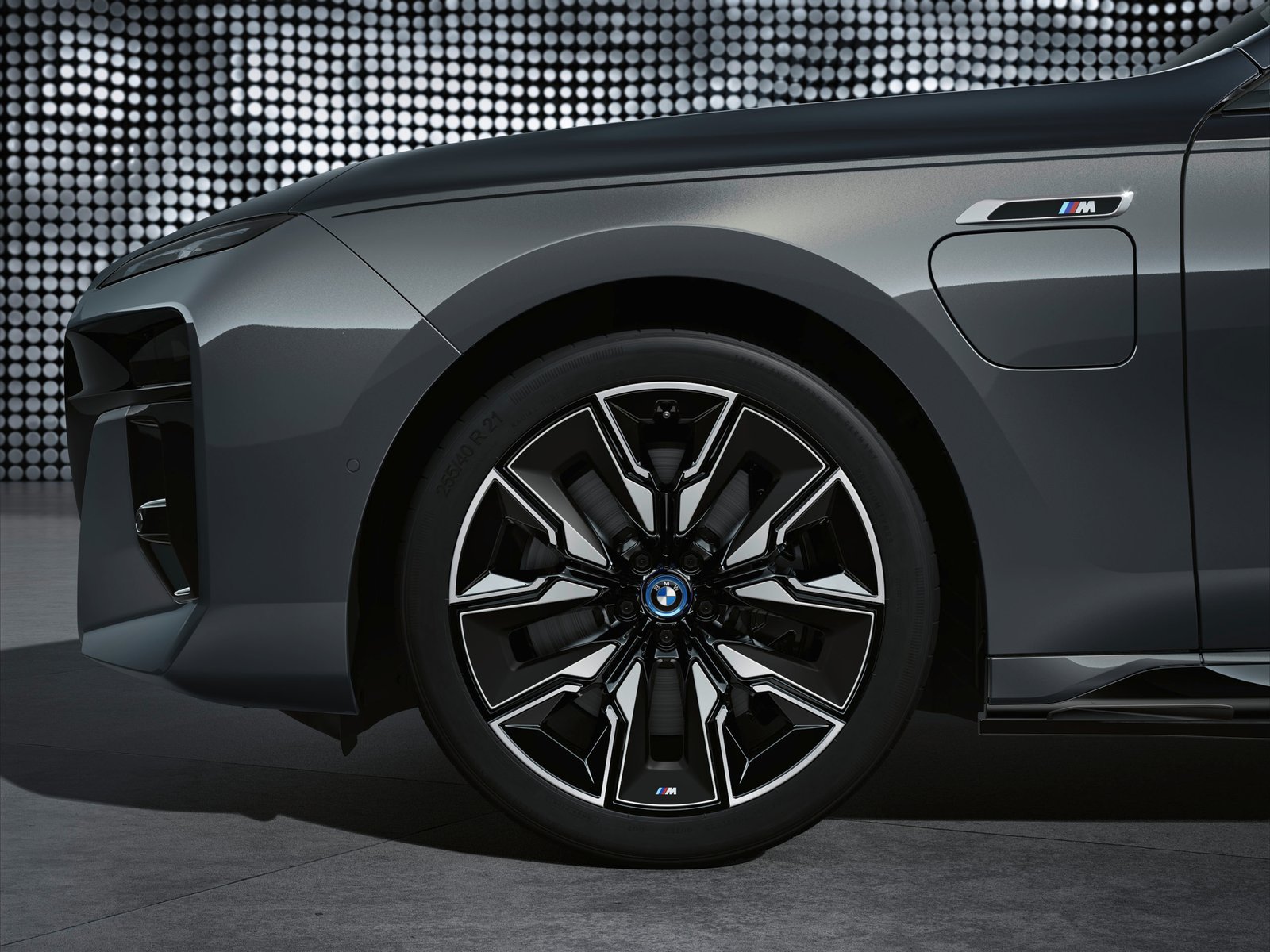 P90458834_highRes_the-new-bmw-m760e-xd