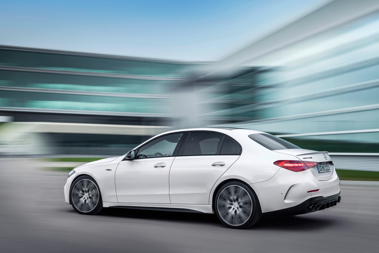 [Mercedes-AMG C 43 4MATIC Limousine | Kraftstoffverbrauch kombiniert: 9,1-8,7 l/100 km | CO₂-Emissionen kombiniert: 206-196 g/km]* Exterieur: Opalithweiß; Interieur: schwarz mit roten Nähten. // [Mercedes-AMG C 43 4MATIC Sedan| fuel consumption combined: 9,1-8,7 l/100 km | CO₂-emissions combined: 206-196 g/km]* exterior: opalite white; interior: black with red stitching