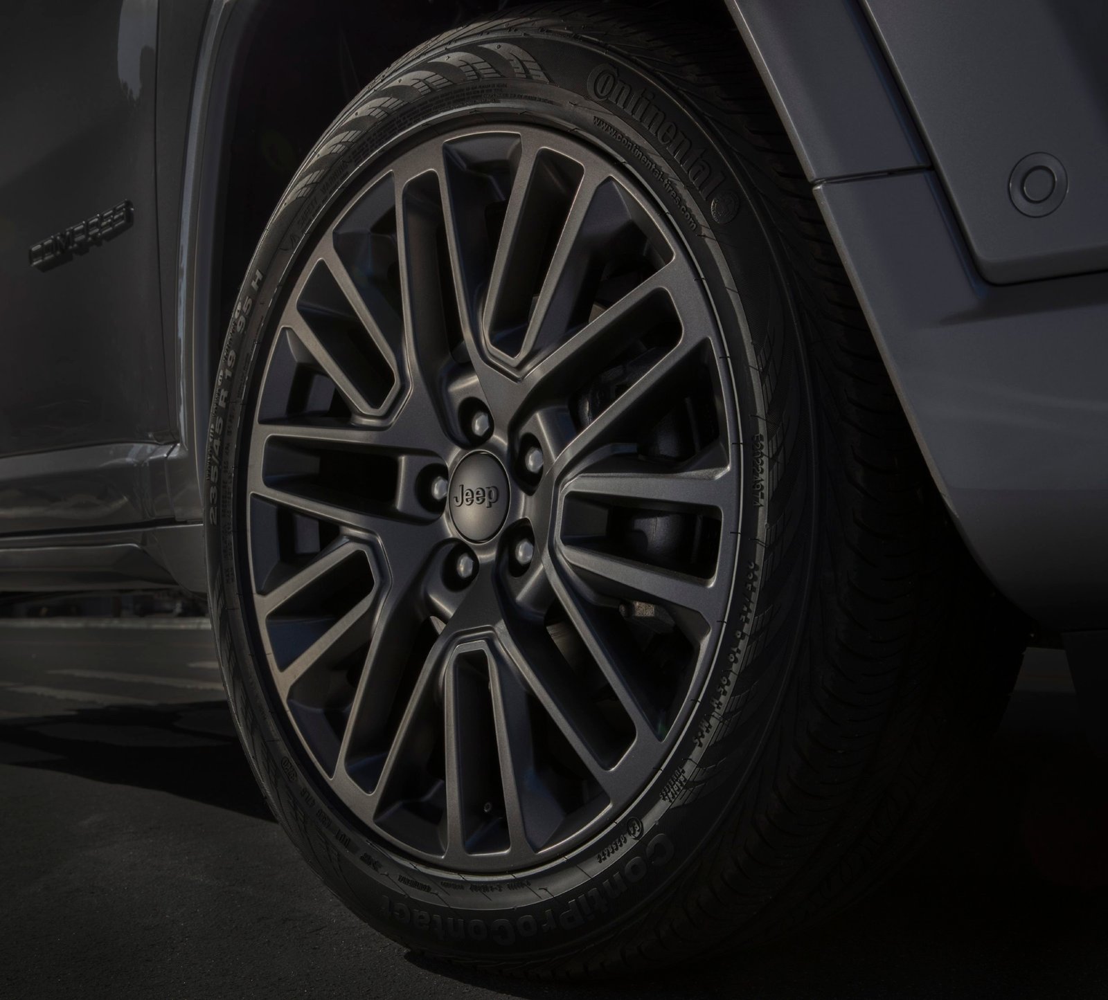 2022 Jeep® Compass High Altitude with 19-inch aluminum painted Satin Granite Crystal wheels.