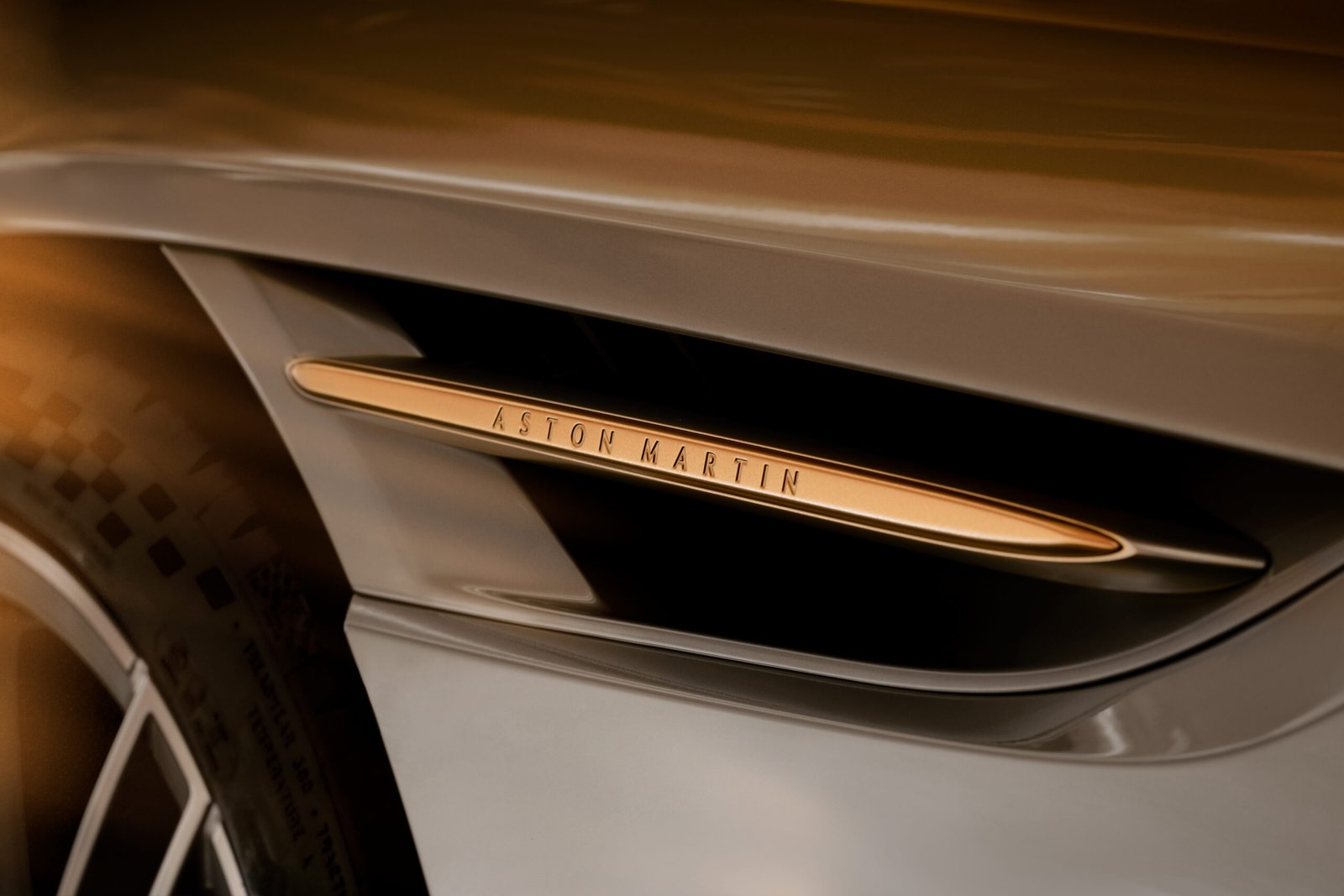 Aston Martin DB12 Goldfinger Edition_06