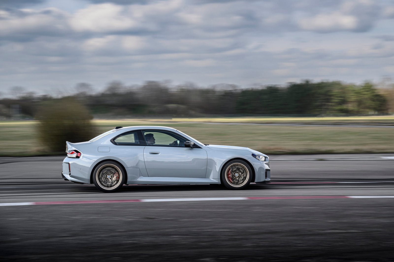 P90600853_highRes_the-new-bmw-m2-cs