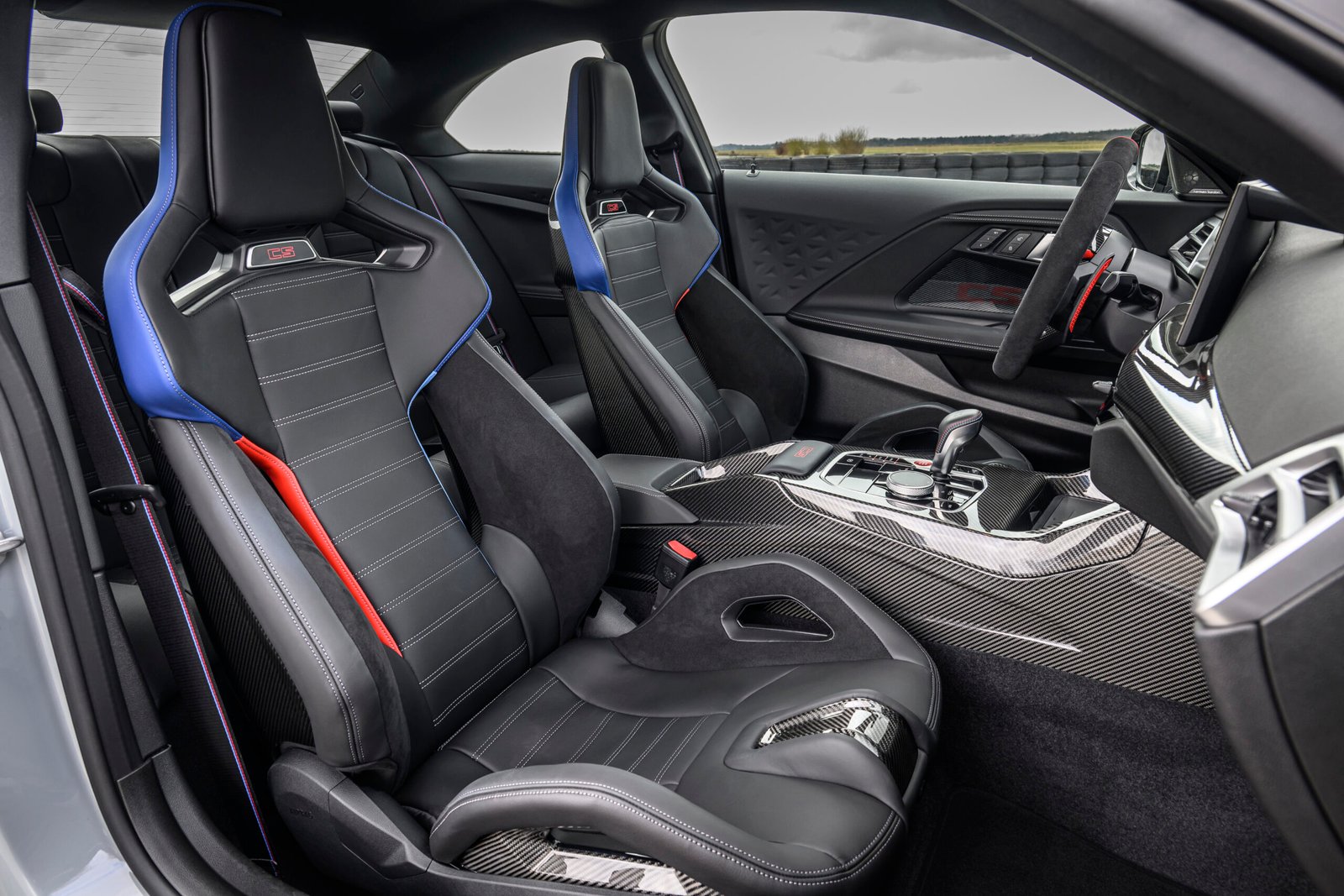 P90600895_highRes_the-new-bmw-m2-cs