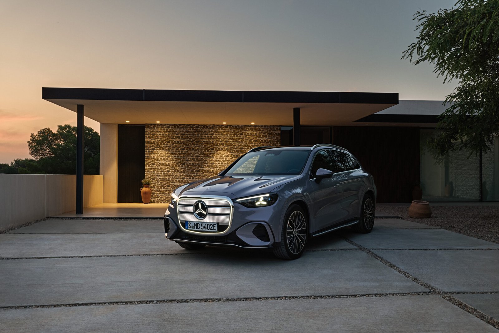 Der neue Mercedes-Benz GLC 400 4MATIC mit EQ Technologie.

Energieverbrauch kombiniert: 14,9-18,8 kWh/100 km | CO₂-Emissionen kombiniert: 0 g/km | CO₂-Klasse: A [1] 

Exterieur: AMG Line; lavender silver 


[1] Die Angaben sind vorläufig. Es liegen bislang weder bestätigte Werte von einer amtlich anerkannten Prüforganisation noch eine EG-Typgenehmigung noch eine Konformitätsbescheinigung mit amtlichen Werten vor. Abweichungen zwischen den Angaben und den amtlichen Werten sind möglich.;Energieverbrauch kombiniert: 14,9-18,8 kWh/100 km | CO₂-Emissionen kombiniert: 0 g/km | CO₂-Klasse: A [1] [1] Die Angaben sind vorläufig. Es liegen bislang weder bestätigte Werte von einer amtlich anerkannten Prüforganisation noch eine EG-Typgenehmigung noch eine Konformitätsbescheinigung mit amtlichen Werten vor. Abweichungen zwischen den Angaben und den amtlichen Werten sind möglich.

The all-new electric Mercedes-Benz GLC 400 4MATIC with EQ Technology.

Energy consumption combined: 14,9-18,8 kWh/100 km | CO₂ emissions combined: 0 g/km | CO₂ class: A [1] 

Exterior: AMG Line; lavender silver
 

[1] The information is provisional. Neither confirmed values from an officially recognised testing organisation nor an EC type approval nor a certificate of conformity with official values are available to date. Deviations between the data and the official values are possible.;Energy consumption combined: 14,9-18,8 kWh/100 km | CO₂ emissions combined: 0 g/km | CO₂ class: A [1] [1] The information is provisional. Neither confirmed values from an officially recognised testing organisation nor an EC type approval nor a certificate of conformity with official values are available to date. Deviations between the data and the official values are possible.