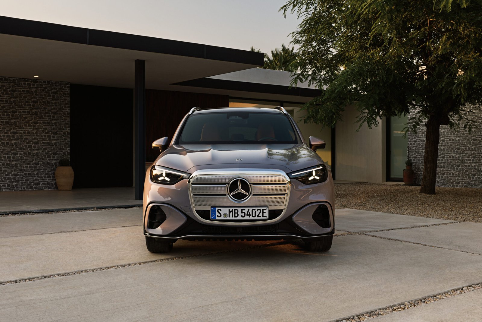 Der neue Mercedes-Benz GLC 400 4MATIC mit EQ Technologie.

Energieverbrauch kombiniert: 14,9-18,8 kWh/100 km | CO₂-Emissionen kombiniert: 0 g/km | CO₂-Klasse: A [1] 

Exterieur: AMG Line; lavender silver 


[1] Die Angaben sind vorläufig. Es liegen bislang weder bestätigte Werte von einer amtlich anerkannten Prüforganisation noch eine EG-Typgenehmigung noch eine Konformitätsbescheinigung mit amtlichen Werten vor. Abweichungen zwischen den Angaben und den amtlichen Werten sind möglich.;Energieverbrauch kombiniert: 14,9-18,8 kWh/100 km | CO₂-Emissionen kombiniert: 0 g/km | CO₂-Klasse: A [1] [1] Die Angaben sind vorläufig. Es liegen bislang weder bestätigte Werte von einer amtlich anerkannten Prüforganisation noch eine EG-Typgenehmigung noch eine Konformitätsbescheinigung mit amtlichen Werten vor. Abweichungen zwischen den Angaben und den amtlichen Werten sind möglich.

The all-new electric Mercedes-Benz GLC 400 4MATIC with EQ Technology.

Energy consumption combined: 14,9-18,8 kWh/100 km | CO₂ emissions combined: 0 g/km | CO₂ class: A [1] 

Exterior: AMG Line; lavender silver
 

[1] The information is provisional. Neither confirmed values from an officially recognised testing organisation nor an EC type approval nor a certificate of conformity with official values are available to date. Deviations between the data and the official values are possible.;Energy consumption combined: 14,9-18,8 kWh/100 km | CO₂ emissions combined: 0 g/km | CO₂ class: A [1] [1] The information is provisional. Neither confirmed values from an officially recognised testing organisation nor an EC type approval nor a certificate of conformity with official values are available to date. Deviations between the data and the official values are possible.