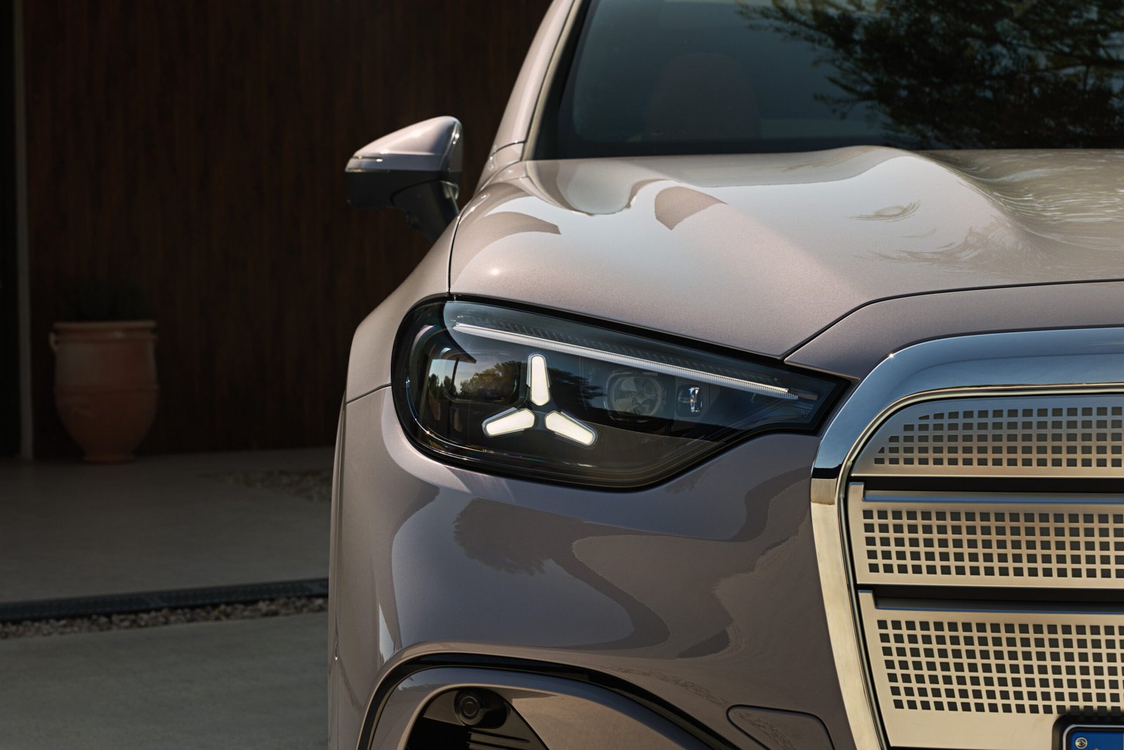 Der neue Mercedes-Benz GLC 400 4MATIC mit EQ Technologie.

Energieverbrauch kombiniert: 14,9-18,8 kWh/100 km | CO₂-Emissionen kombiniert: 0 g/km | CO₂-Klasse: A [1] 

Exterieur: AMG Line; lavender silver 


[1] Die Angaben sind vorläufig. Es liegen bislang weder bestätigte Werte von einer amtlich anerkannten Prüforganisation noch eine EG-Typgenehmigung noch eine Konformitätsbescheinigung mit amtlichen Werten vor. Abweichungen zwischen den Angaben und den amtlichen Werten sind möglich.;Energieverbrauch kombiniert: 14,9-18,8 kWh/100 km | CO₂-Emissionen kombiniert: 0 g/km | CO₂-Klasse: A [1] [1] Die Angaben sind vorläufig. Es liegen bislang weder bestätigte Werte von einer amtlich anerkannten Prüforganisation noch eine EG-Typgenehmigung noch eine Konformitätsbescheinigung mit amtlichen Werten vor. Abweichungen zwischen den Angaben und den amtlichen Werten sind möglich.

The all-new electric Mercedes-Benz GLC 400 4MATIC with EQ Technology.

Energy consumption combined: 14,9-18,8 kWh/100 km | CO₂ emissions combined: 0 g/km | CO₂ class: A [1] 

Exterior: AMG Line; lavender silver
 

[1] The information is provisional. Neither confirmed values from an officially recognised testing organisation nor an EC type approval nor a certificate of conformity with official values are available to date. Deviations between the data and the official values are possible.;Energy consumption combined: 14,9-18,8 kWh/100 km | CO₂ emissions combined: 0 g/km | CO₂ class: A [1] [1] The information is provisional. Neither confirmed values from an officially recognised testing organisation nor an EC type approval nor a certificate of conformity with official values are available to date. Deviations between the data and the official values are possible.