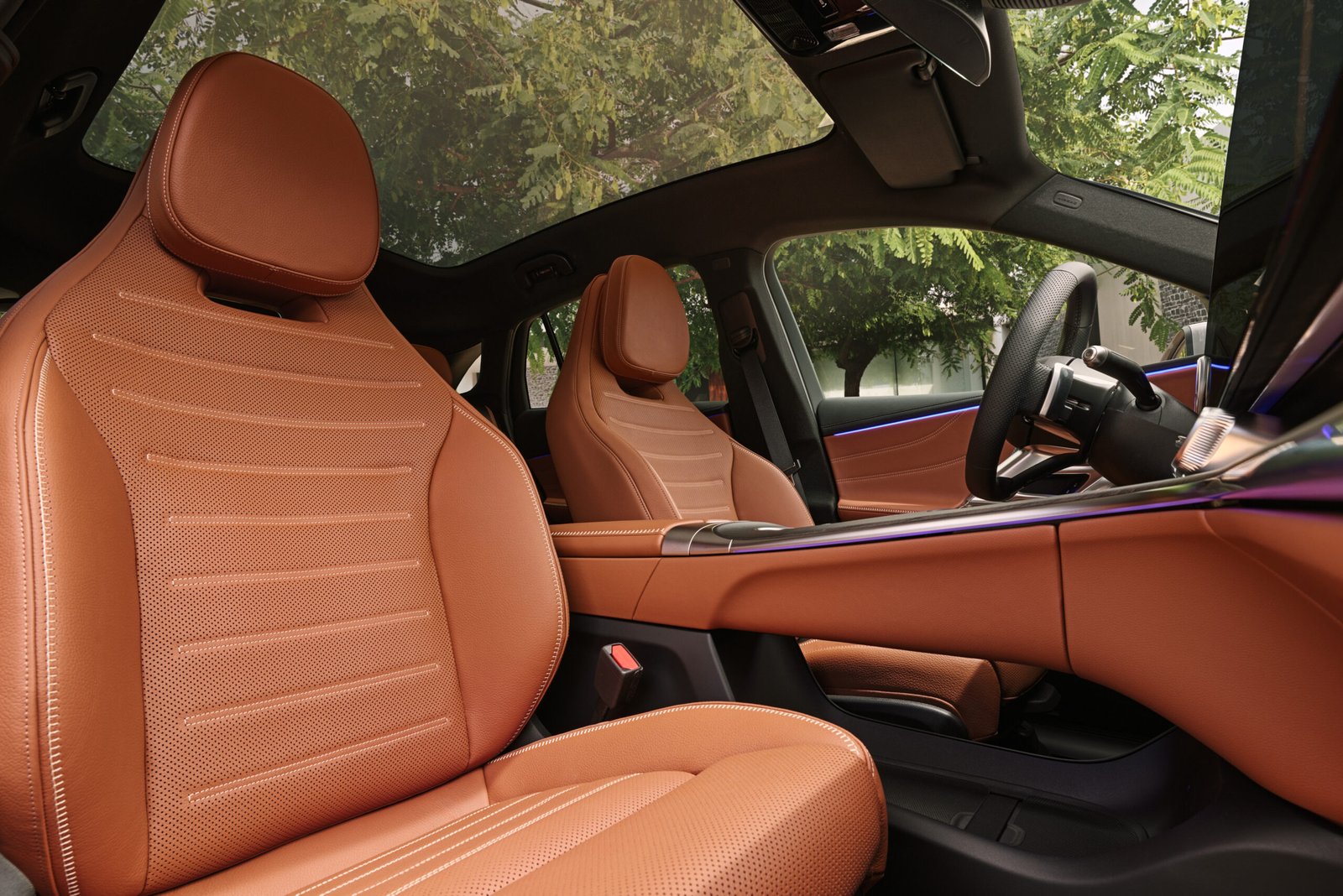 Der neue Mercedes-Benz GLC 400 4MATIC mit EQ Technologie.

Energieverbrauch kombiniert: 14,9-18,8 kWh/100 km | CO₂-Emissionen kombiniert: 0 g/km | CO₂-Klasse: A)[1] 

Interieur: Leder, beech brown/schwarz


[1] Die Angaben sind vorläufig. Es liegen bislang weder bestätigte Werte von einer amtlich anerkannten Prüforganisation noch eine EG-Typgenehmigung noch eine Konformitätsbescheinigung mit amtlichen Werten vor. Abweichungen zwischen den Angaben und den amtlichen Werten sind möglich.;Energieverbrauch kombiniert: 14,9-18,8 kWh/100 km | CO₂-Emissionen kombiniert: 0 g/km | CO₂-Klasse: A [1] [1] Die Angaben sind vorläufig. Es liegen bislang weder bestätigte Werte von einer amtlich anerkannten Prüforganisation noch eine EG-Typgenehmigung noch eine Konformitätsbescheinigung mit amtlichen Werten vor. Abweichungen zwischen den Angaben und den amtlichen Werten sind möglich.

The all-new electric Mercedes-Benz GLC 400 4MATIC with EQ Technology.
Eenergy consumption combined: 14,9-18,8 kWh/100 km | CO₂ emissions combined: 0 g/km | CO₂ class: A) [1]

Interior: leather, beech brown/black


[1] The information is provisional. Neither confirmed values from an officially recognised testing organisation nor an EC type approval nor a certificate of conformity with official values are available to date. Deviations between the data and the official values are possible;Energy consumption combined: 14,9-18,8 kWh/100 km | CO₂ emissions combined: 0 g/km | CO₂ class: A [1] [1] The information is provisional. Neither confirmed values from an officially recognised testing organisation nor an EC type approval nor a certificate of conformity with official values are available to date. Deviations between the data and the official values are possible.