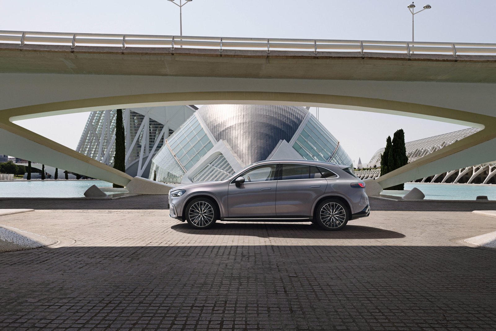 Der neue Mercedes-Benz GLC 400 4MATIC mit EQ Technologie.

Energieverbrauch kombiniert: 14,9-18,8 kWh/100 km | CO₂-Emissionen kombiniert: 0 g/km | CO₂-Klasse: A [1] 

Exterieur: AMG Line; lavender silver 


[1] Die Angaben sind vorläufig. Es liegen bislang weder bestätigte Werte von einer amtlich anerkannten Prüforganisation noch eine EG-Typgenehmigung noch eine Konformitätsbescheinigung mit amtlichen Werten vor. Abweichungen zwischen den Angaben und den amtlichen Werten sind möglich.;Energieverbrauch kombiniert: 14,9-18,8 kWh/100 km | CO₂-Emissionen kombiniert: 0 g/km | CO₂-Klasse: A [1] [1] Die Angaben sind vorläufig. Es liegen bislang weder bestätigte Werte von einer amtlich anerkannten Prüforganisation noch eine EG-Typgenehmigung noch eine Konformitätsbescheinigung mit amtlichen Werten vor. Abweichungen zwischen den Angaben und den amtlichen Werten sind möglich.

The all-new electric Mercedes-Benz GLC 400 4MATIC with EQ Technology.

Energy consumption combined: 14,9-18,8 kWh/100 km | CO₂ emissions combined: 0 g/km | CO₂ class: A [1] 

Exterior: AMG Line; lavender silver
 

[1] The information is provisional. Neither confirmed values from an officially recognised testing organisation nor an EC type approval nor a certificate of conformity with official values are available to date. Deviations between the data and the official values are possible.;Energy consumption combined: 14,9-18,8 kWh/100 km | CO₂ emissions combined: 0 g/km | CO₂ class: A [1] [1] The information is provisional. Neither confirmed values from an officially recognised testing organisation nor an EC type approval nor a certificate of conformity with official values are available to date. Deviations between the data and the official values are possible.