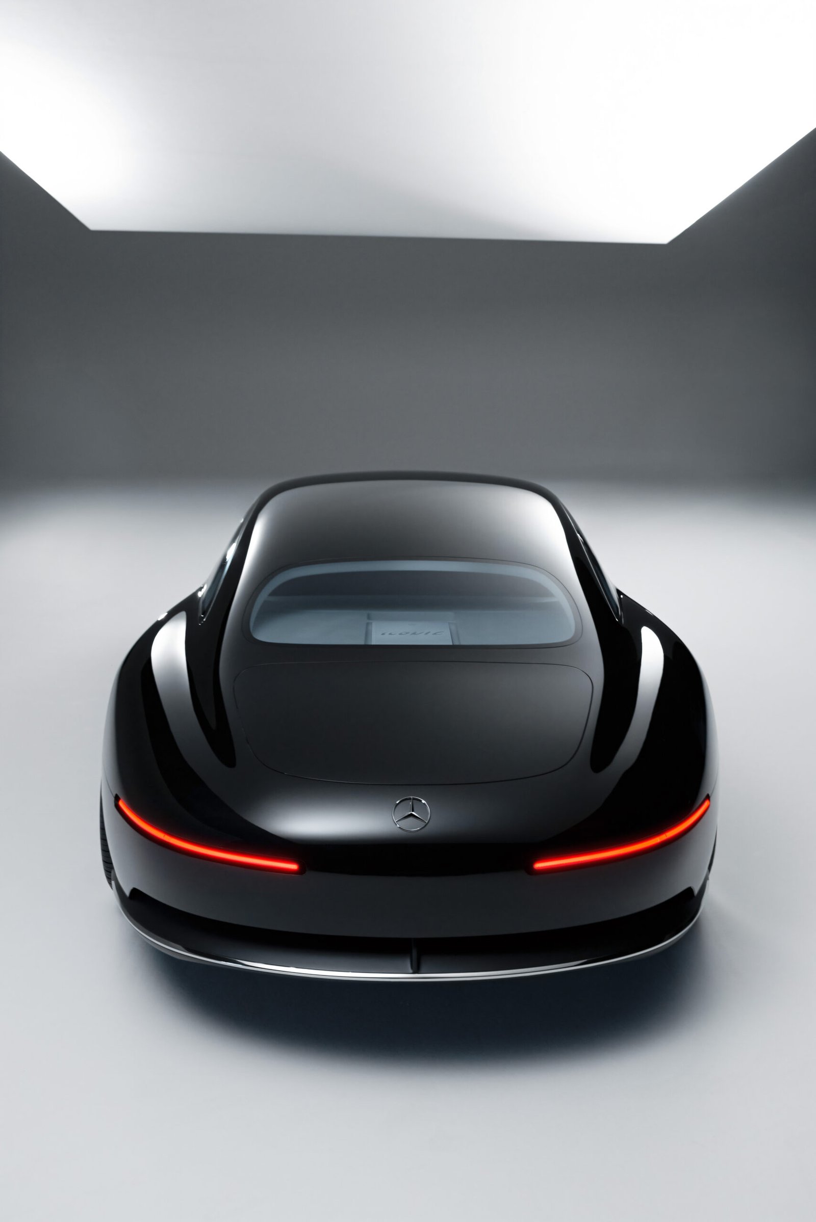 Mercedes-Benz Vision Iconic: Das skulpturale Exterieur in tiefschwarzer Hochglanzlackierung. 

Mercedes-Benz Vision Iconic: The sculptural exterior in deep black high-gloss finish.