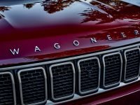 All-new 2022 Wagoneer features the legendary seven-slot grille hinting at family ties.